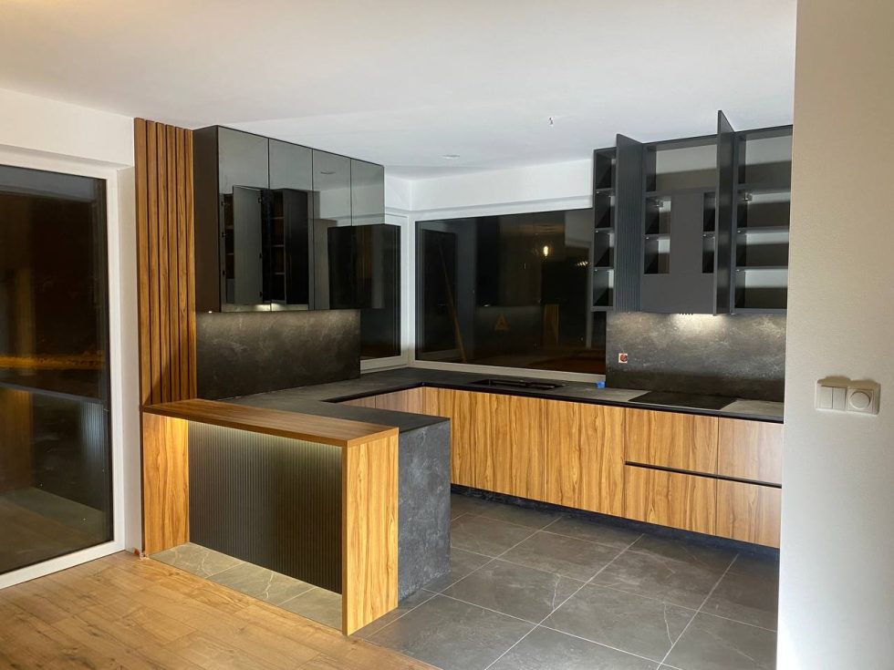 photo_5469690475964396056_y