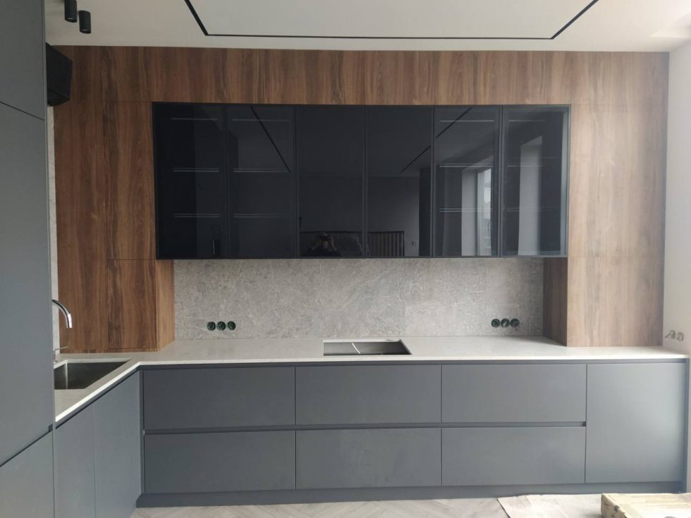 photo_5469690475964396062_y